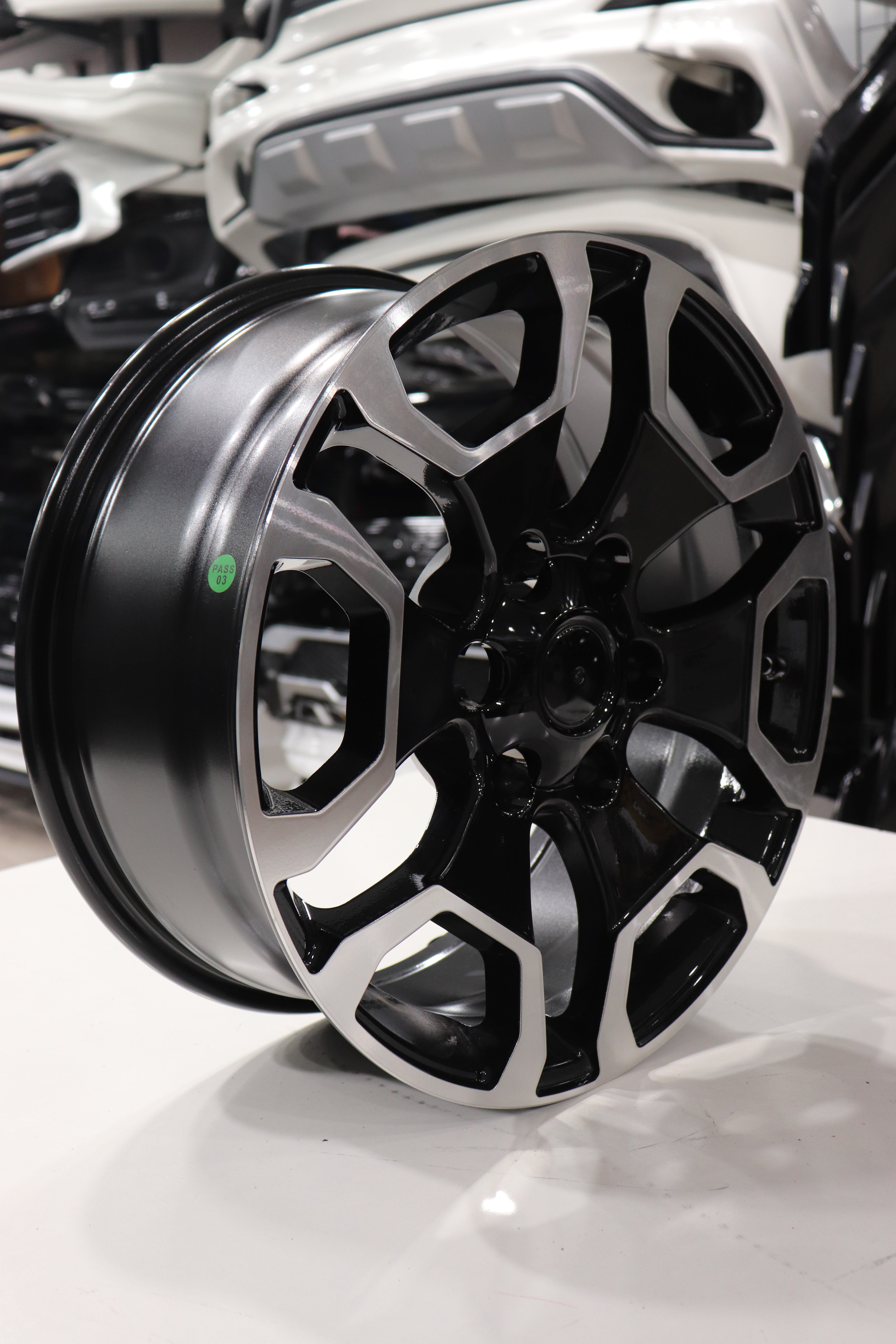Dual-Tone Geometric Alloy Wheel Rim – Machined Silver & Gloss Black